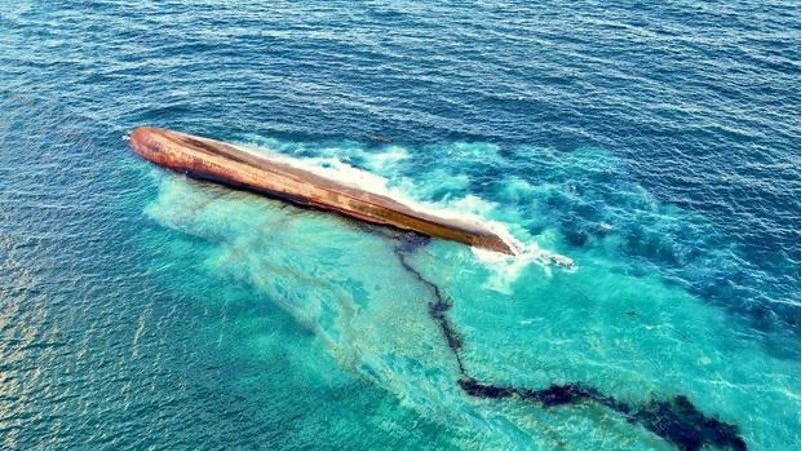 Con tàu bí ẩn bị lật úp ở Trinidad & Tobago, gây ra vụ tràn dầu lớn và tình trạng khẩn cấp quốc gia