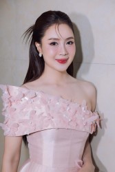 Diễn viên Hồng Diễm khoe nhan sắc tươi mới