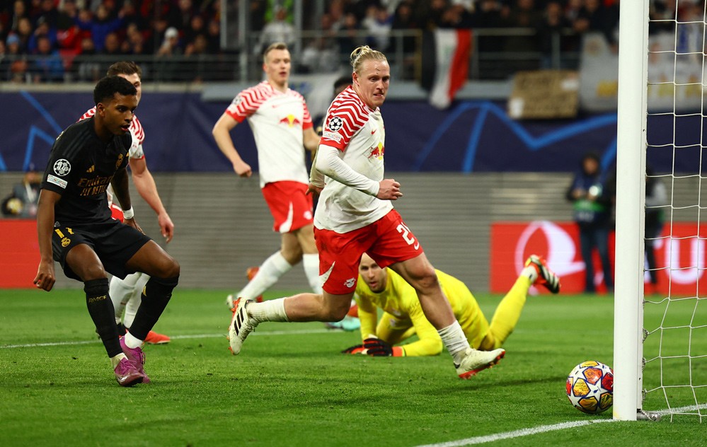 Vinicius dứt điểm dội cột dọc.