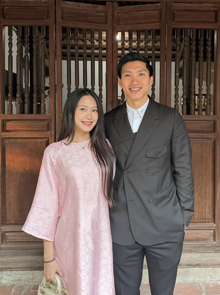 Người đẹp Doãn Hải My - bà xã Đoàn Văn Hậu - diện chiếc áo dài màu hồng khi cùng chồng đi du Xuân hôm mùng 2 Tết. Áo dài là trang phục được người đẹp top 10 Hoa hậu Việt Nam 2020 lựa chọn mặc trong suốt dịp Tết Nguyên đán 2024.