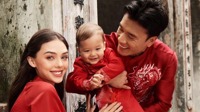 Hình ảnh vợ các cầu thủ nổi tiếng Việt Nam chọn áo dài đơn sắc đi chúc Tết du Xuân