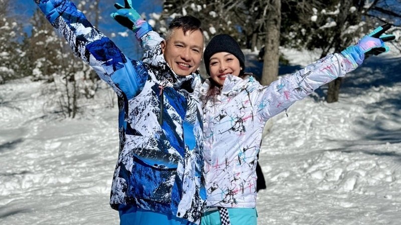 Sao Việt: Gia đình Jennifer Phạm đến khu trượt tuyết, Midu khoe vóc dáng mảnh mai