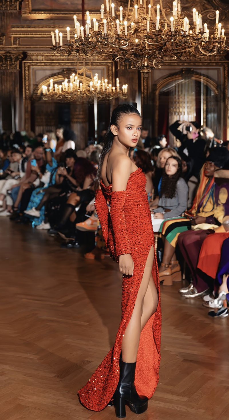Laisha Dwi Aimee Mehrudeen trình diễn tại Paris Fasshion Week.