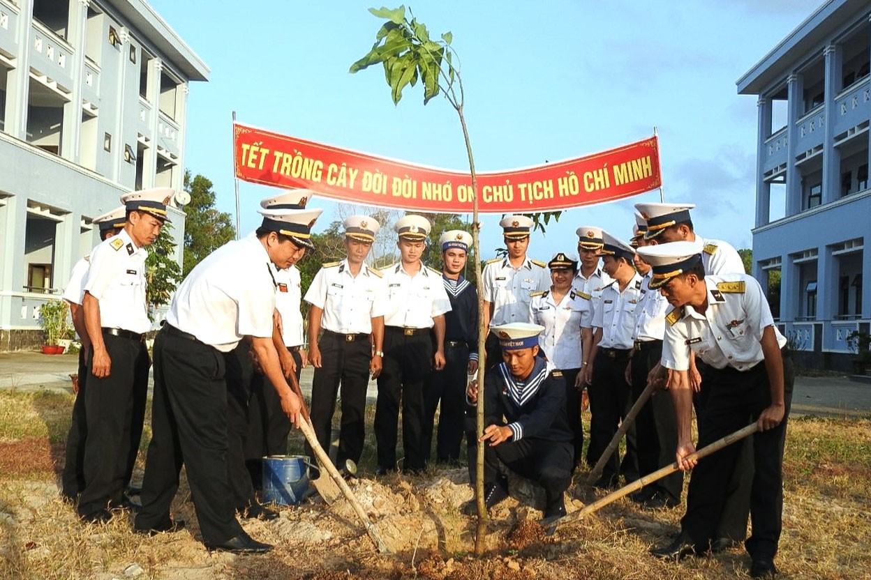 Lan tỏa phong trào trồng cây xanh trong lực lượng hải quân Lan tỏa phong trào trồng cây xanh trong lực lượng hải quân đầu năm mới