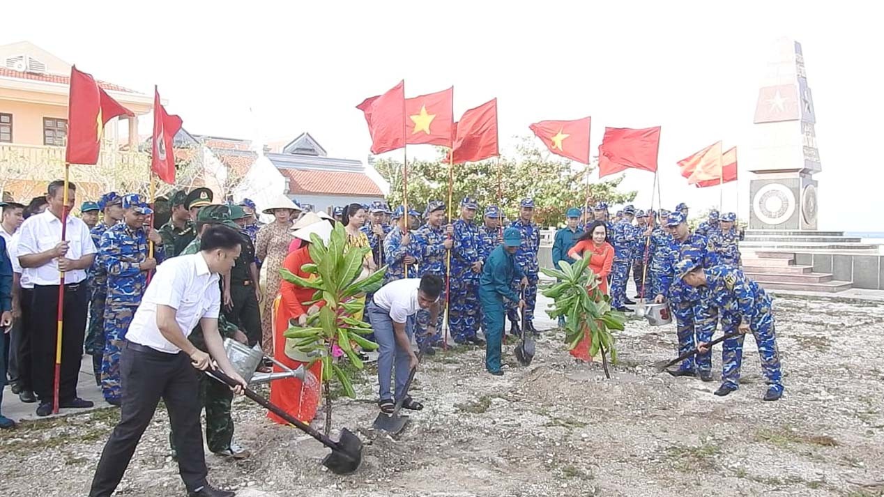 Cán bộ, chiến sĩ đảo Đá Tây tích cực hưởng ứng Tết trồng cây. (Ảnh: Hoàng Thảo, Việt Khoa) Cán bộ, chiến sĩ đảo Đá Tây tích cực hưởng ứng Tết trồng cây. (Ảnh: Hoàng Thảo, Việt Khoa)