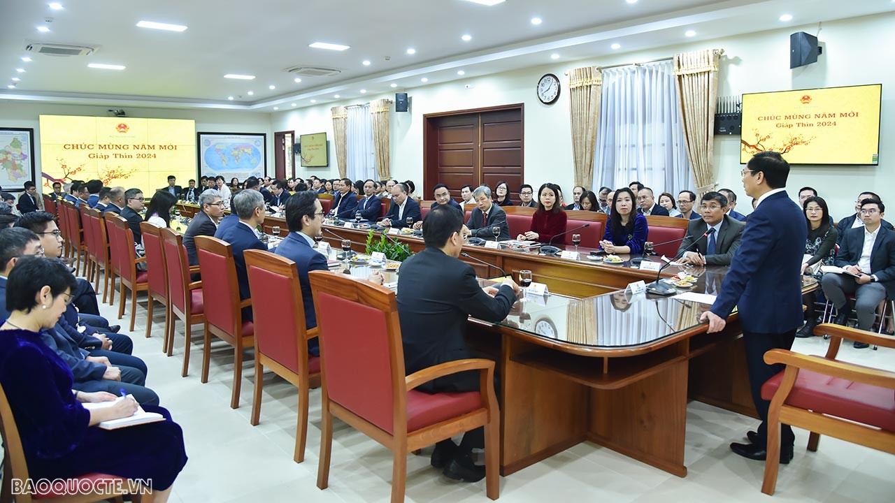 Ngày làm việc đầu tiên của năm mới Giáp Thìn 2024, Bộ trưởng Ngoại giao Bùi Thanh Sơn phát biểu ý kiến chỉ đạo toàn ngành Ngoại giao tiếp tục đoàn kết, bản lĩnh, trí tuệ, cầu thị, đổi mới, quyết tâm cao nhất đạt được những thành tựu mới. (Ảnh: Tuấn Anh)