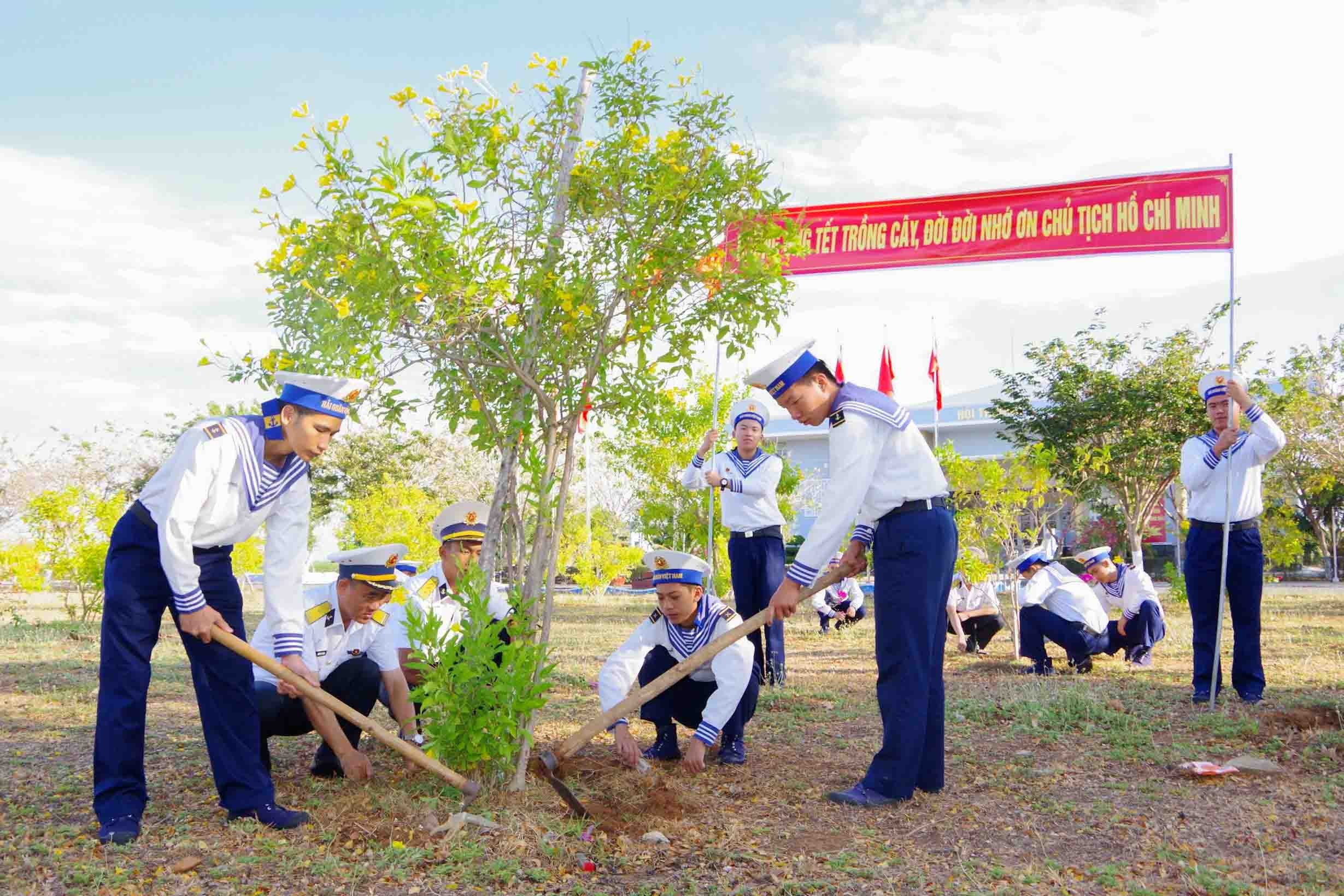 Lan tỏa phong trào trồng cây xanh trong lực lượng hải quân Lan tỏa phong trào trồng cây xanh trong lực lượng hải quân đầu năm mới