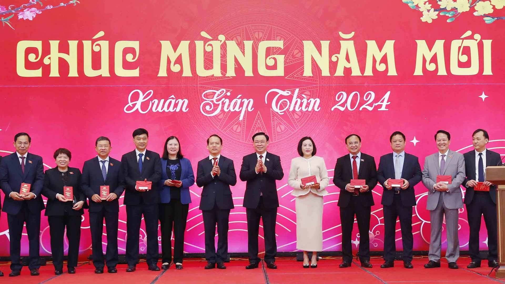 Chủ tịch Quốc hội Vương Đình Huệ gặp mặt đầu Xuân Giáp Thìn ở Văn phòng Quốc hội