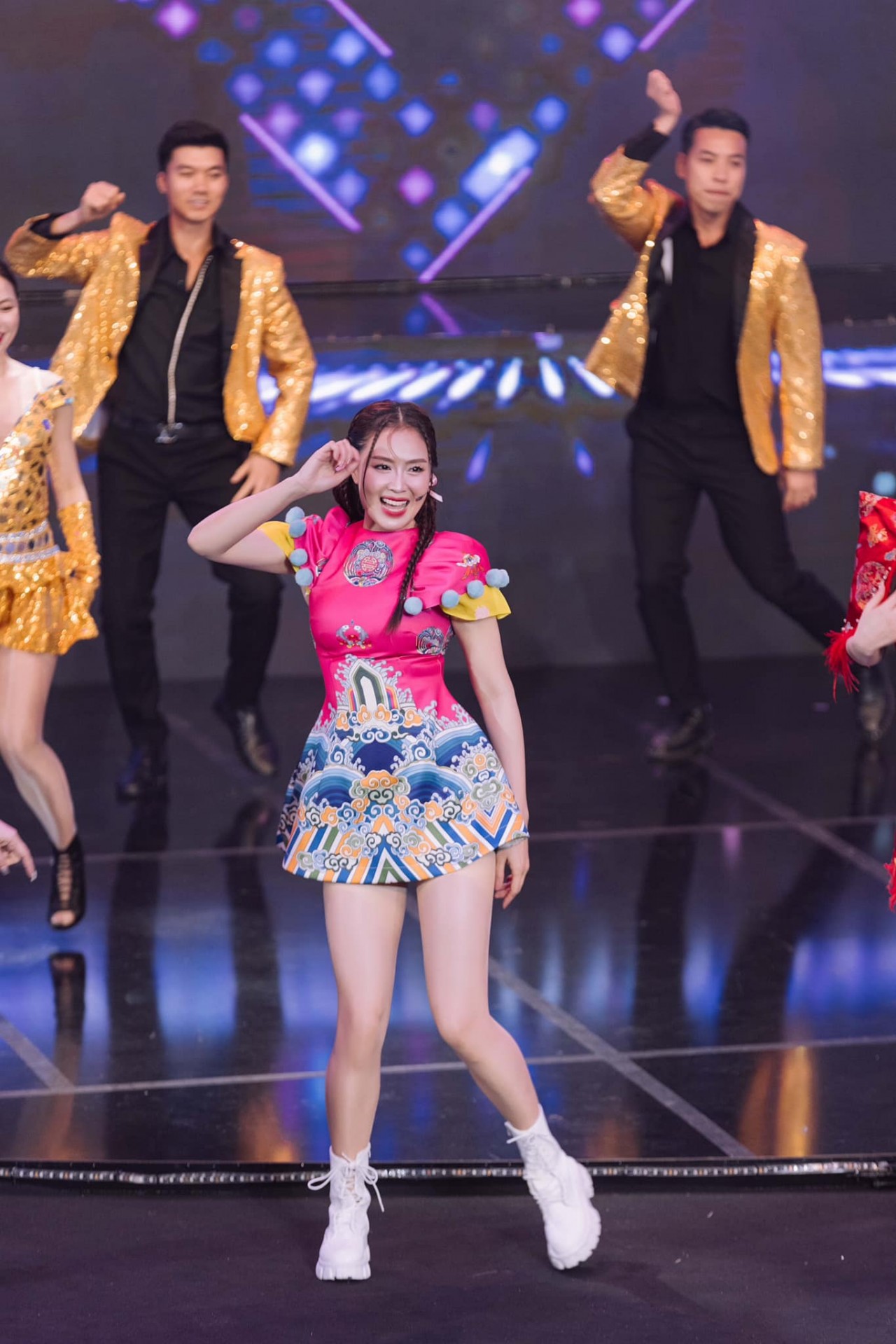 Hồng Diễm 'biến hình' thành thiếu nữ đôi mươi