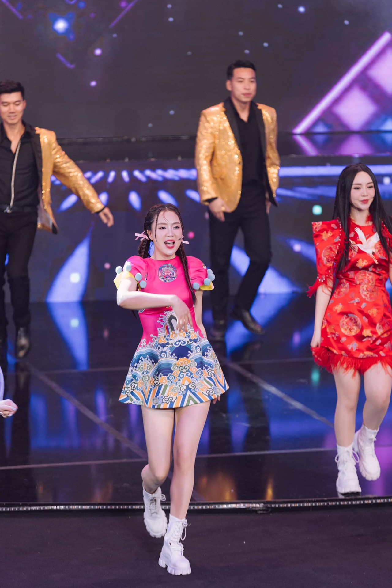 Hồng Diễm 'biến hình' thành thiếu nữ đôi mươi