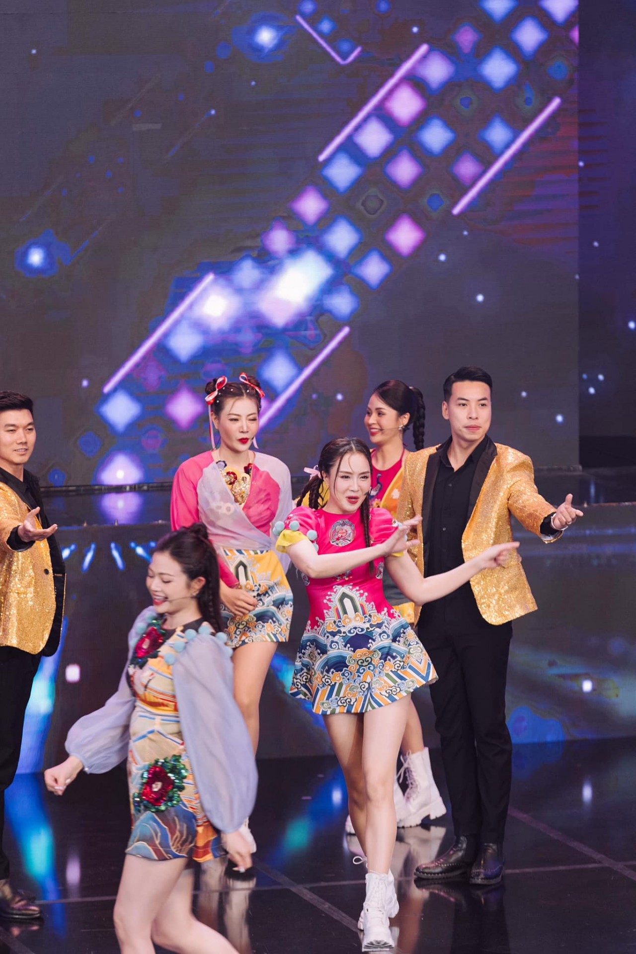 Hồng Diễm 'biến hình' thành thiếu nữ đôi mươi