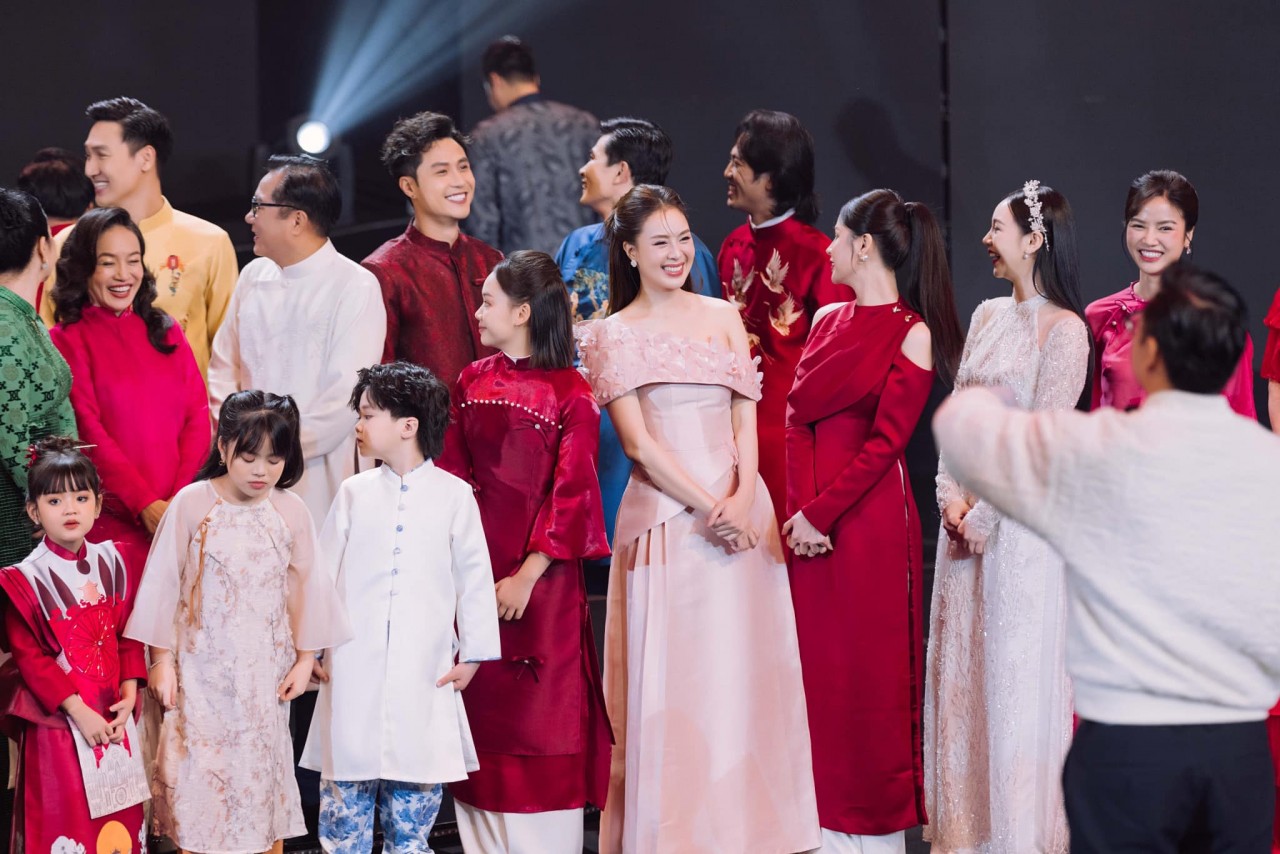 Hồng Diễm 'biến hình' thành thiếu nữ đôi mươi