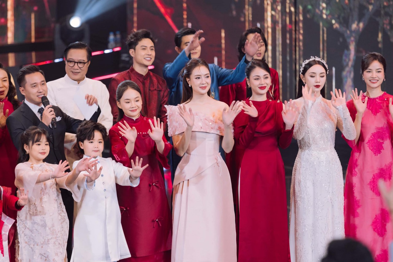 Hồng Diễm 'biến hình' thành thiếu nữ đôi mươi