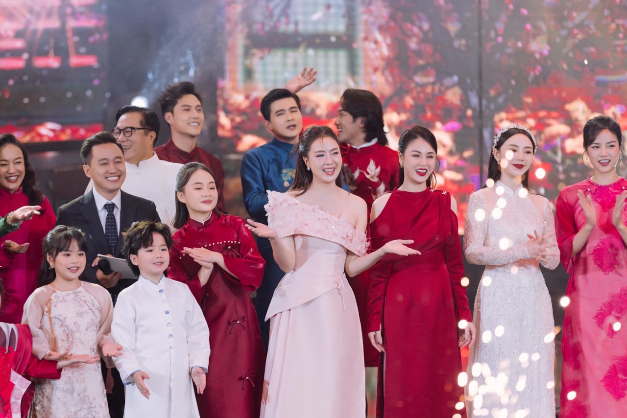 Hồng Diễm 'biến hình' thành thiếu nữ đôi mươi