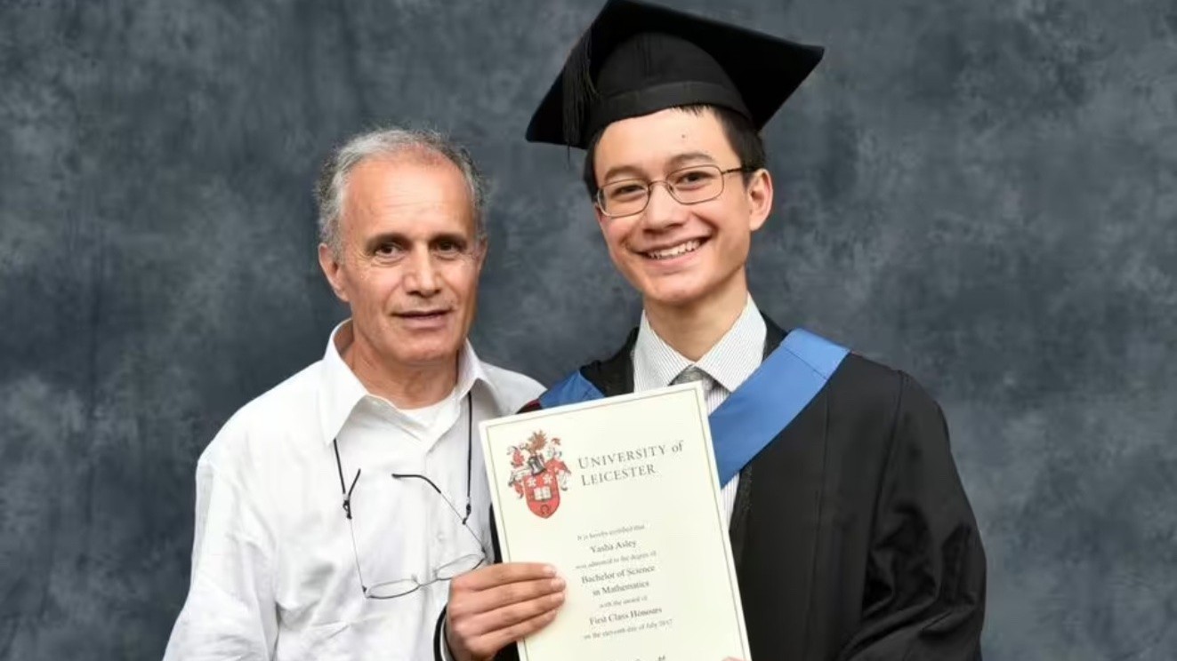 Thần đồng 12 tuổi vào đại học, 21 tuổi là Tiến sĩ tại Đại học Leicester