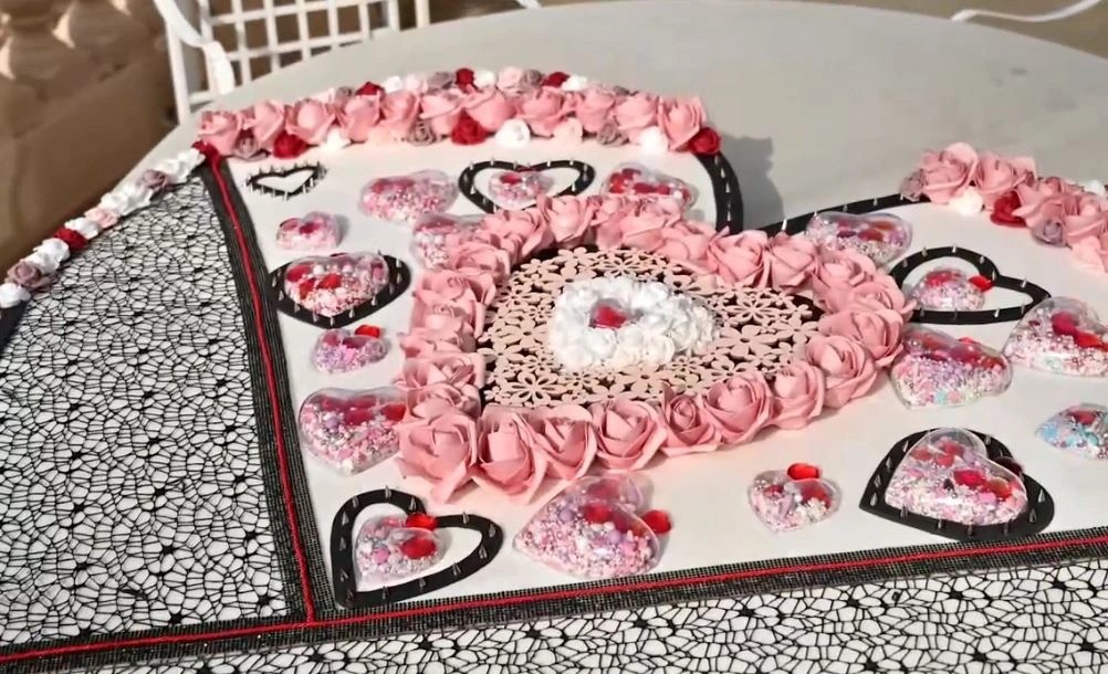 Một phần chiếc bánh khổng lồ được nhà thiết kế bánh tạo ra là điểm nhấn của bữa tiệc (Ảnh: MT).