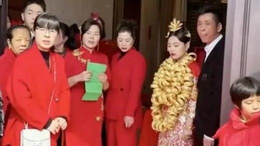 Cô dâu không ngẩng được mặt vì đeo 100 vòng vàng trong đám cưới