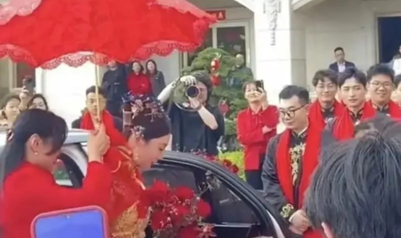 Đám cưới diễn ra ngay tại căn biệt thự xa hoa của gia đình chú rể. Ảnh: SCMP Đám cưới diễn ra ngay tại căn biệt thự xa hoa của gia đình chú rể. Ảnh: SCMP