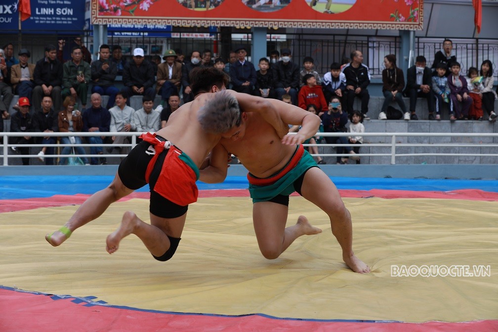 Hừng hực sức trẻ trên sới vật mùa xuân Bắc Ninh Hừng hực sức trẻ trên sới vật mùa xuân Bắc Ninh