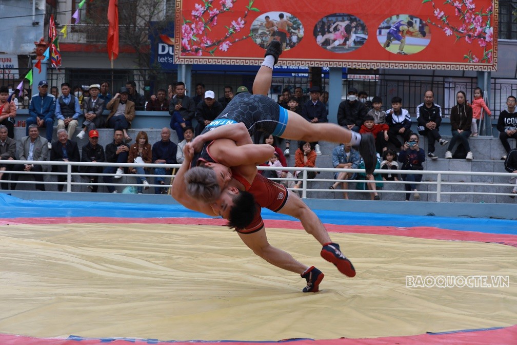 Hừng hực sức trẻ trên sới vật mùa xuân Bắc Ninh Hừng hực sức trẻ trên sới vật mùa xuân Bắc Ninh