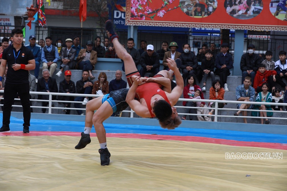 Hừng hực sức trẻ trên sới vật mùa xuân Bắc Ninh Hừng hực sức trẻ trên sới vật mùa xuân Bắc Ninh