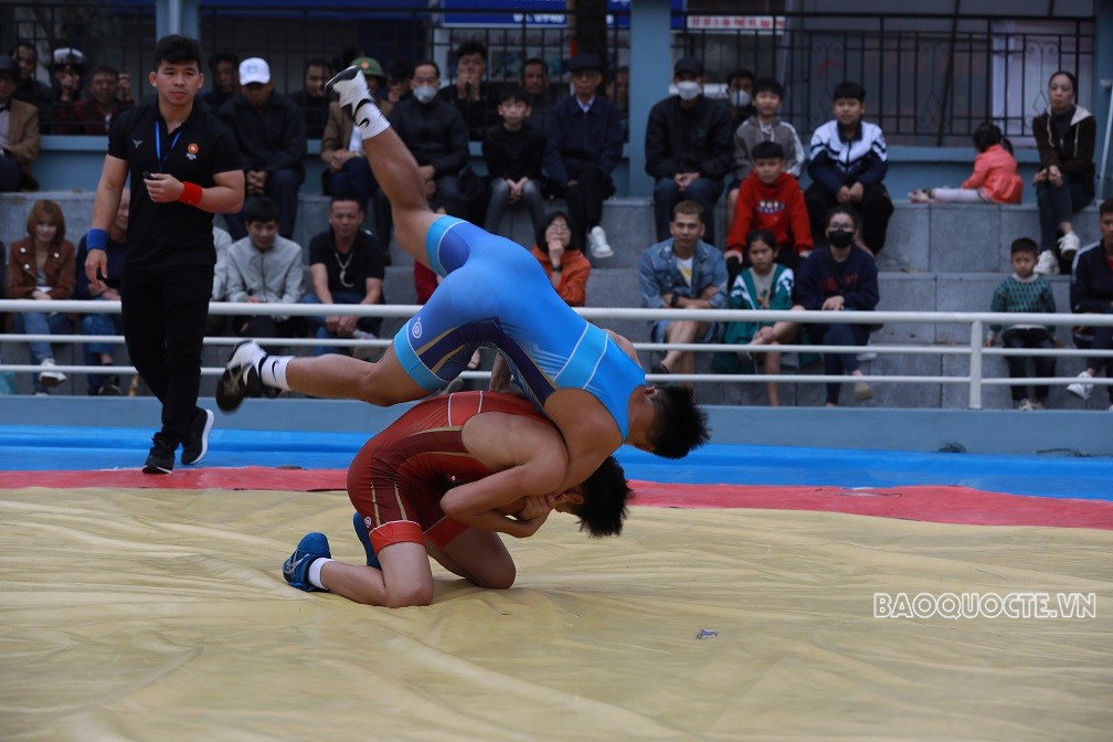 Hừng hực sức trẻ trên sới vật mùa xuân Bắc Ninh Hừng hực sức trẻ trên sới vật mùa xuân Bắc Ninh