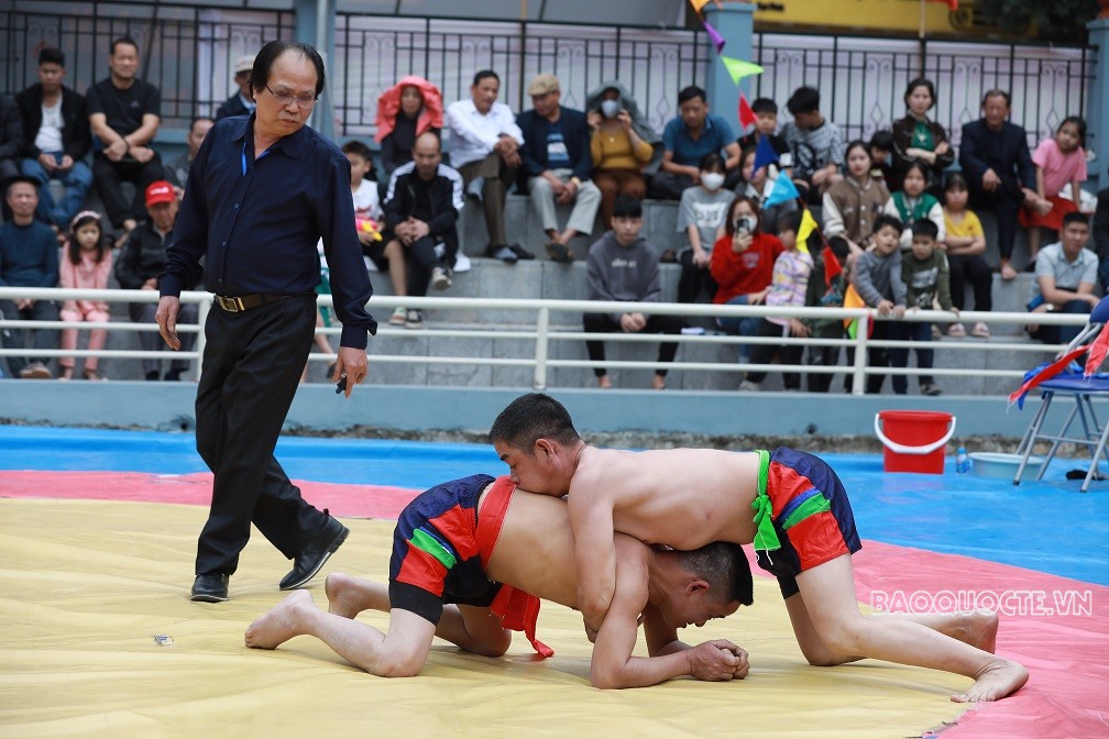 Hừng hực sức trẻ trên sới vật mùa xuân Bắc Ninh Hừng hực sức trẻ trên sới vật mùa xuân Bắc Ninh