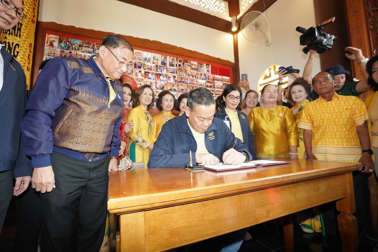 Thủ tướng Thái Lan thăm Khu tưởng niệm Chủ tịch Hồ Chí Minh ở tỉnh Nakhon Phanom