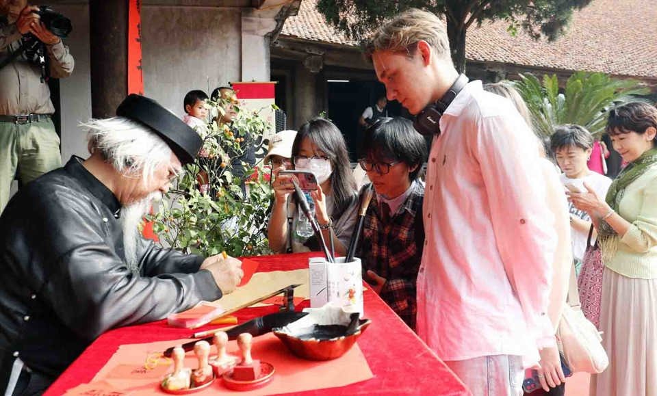 Khách du lịch quốc tế thăm quan Văn Miếu những ngày đón xuân đầu năm. Ảnh: Hoài Nam