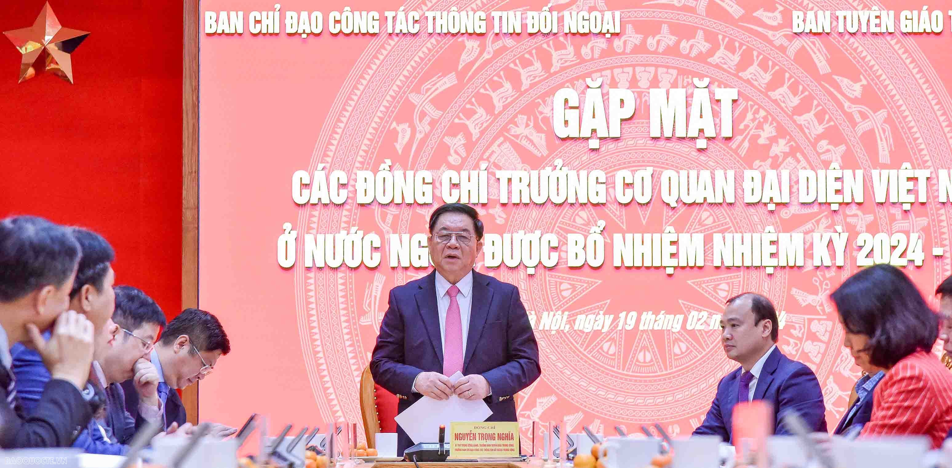 Trưởng Ban tuyên giáo trung ương gặp mặt trưởng các cơ quan đại diện Việt Nam ở nước ngoài Trưởng Ban tuyên giáo trung ương gặp mặt trưởng các cơ quan đại diện Việt Nam ở nước ngoài