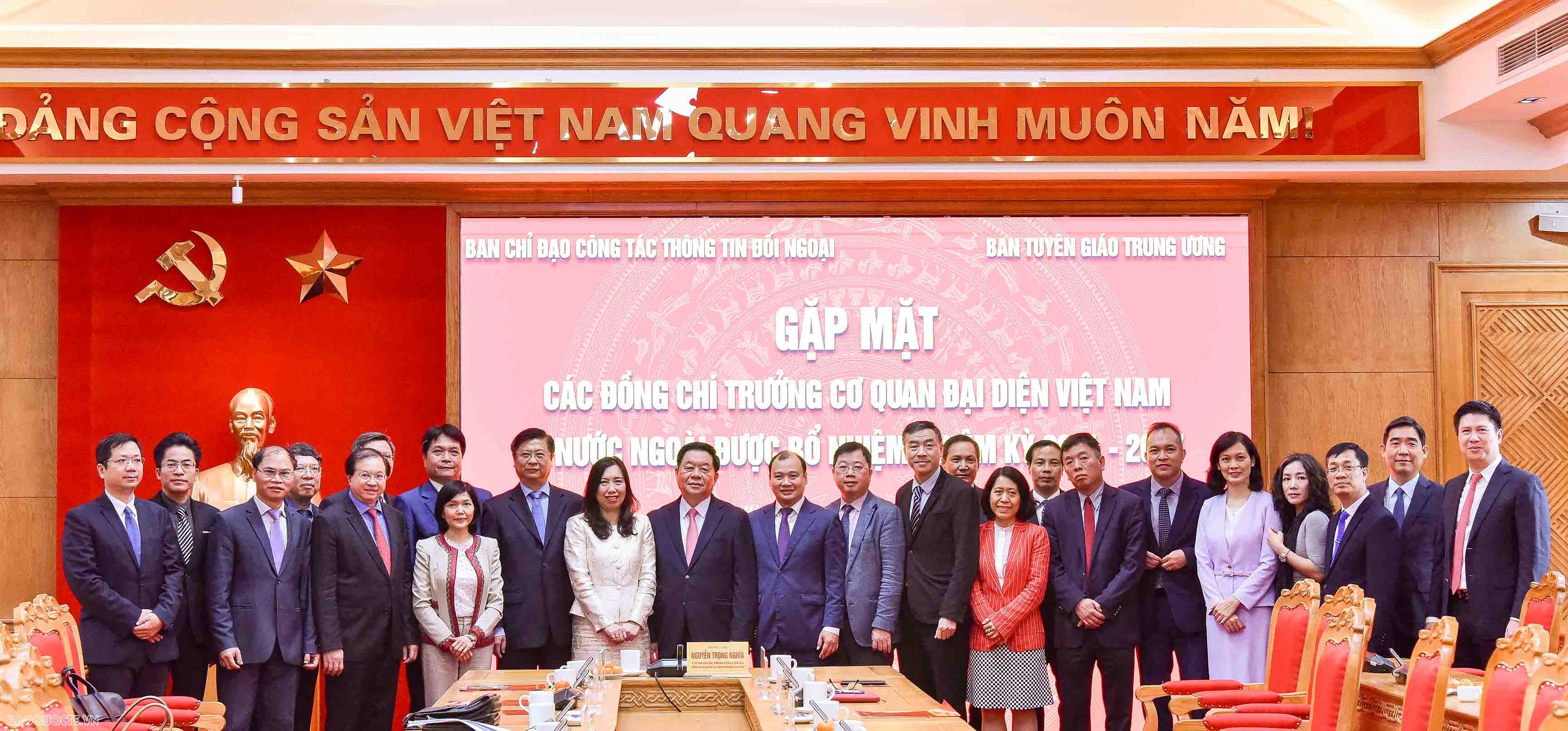 Trưởng Ban tuyên giáo trung ương gặp mặt trưởng các cơ quan đại diện Việt Nam ở nước ngoài Trưởng Ban tuyên giáo trung ương gặp mặt trưởng các cơ quan đại diện Việt Nam ở nước ngoài