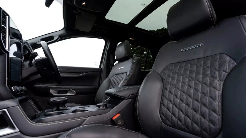 Ghế trước bọc da cao cấp có sưởi và thông gió, chỉnh điện 10 hướng. Ghế trước bọc da cao cấp có sưởi và thông gió, chỉnh điện 10 hướng.