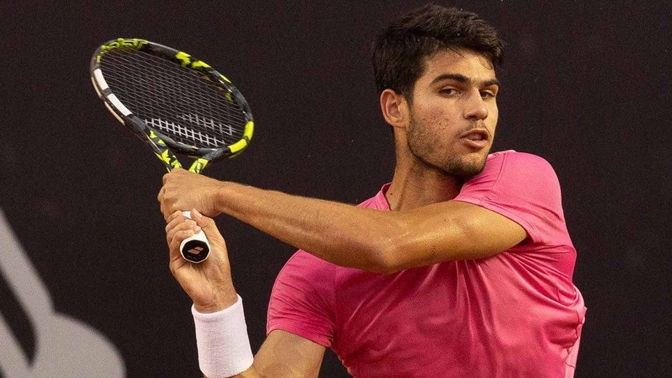 Tay vợt Carlos Alcaraz thể hiện quyết tâm vô địch Rio Open