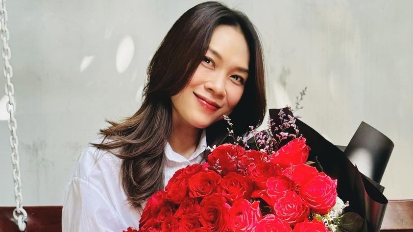 Sao Việt: Mỹ Tâm đọ sắc cùng hoa, Trấn Thành đăng ảnh tình tứ bên bà xã