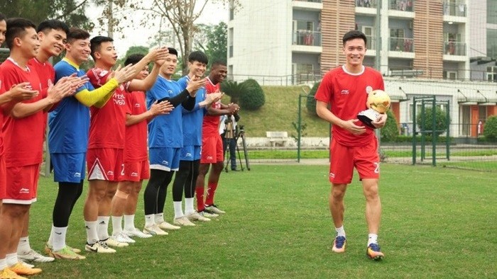 Hình ảnh CLB Thể Công Viettel chúc mừng Quả bóng vàng 2023 Hoàng Đức trên sân tập