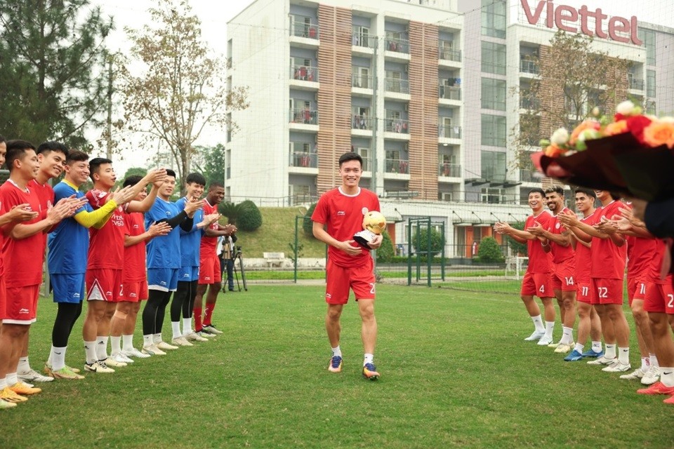 Hoàng Đức là tâm điểm chú ý của CLB Thể Công Viettel trong buổi tập chiều 20/2 bởi anh vừa đoạt danh hiệu Quả bóng vàng Việt Nam 2023. Tiền vệ quê Hải Dương ngay lập tức bước vào tập luyện sau khi từ TP. Hồ Chí Minh về Hà Nội. Anh mang theo Quả bóng vàng đến sân tập chia vui với các đồng đội. (Nguồn: Thể Công Viettel)