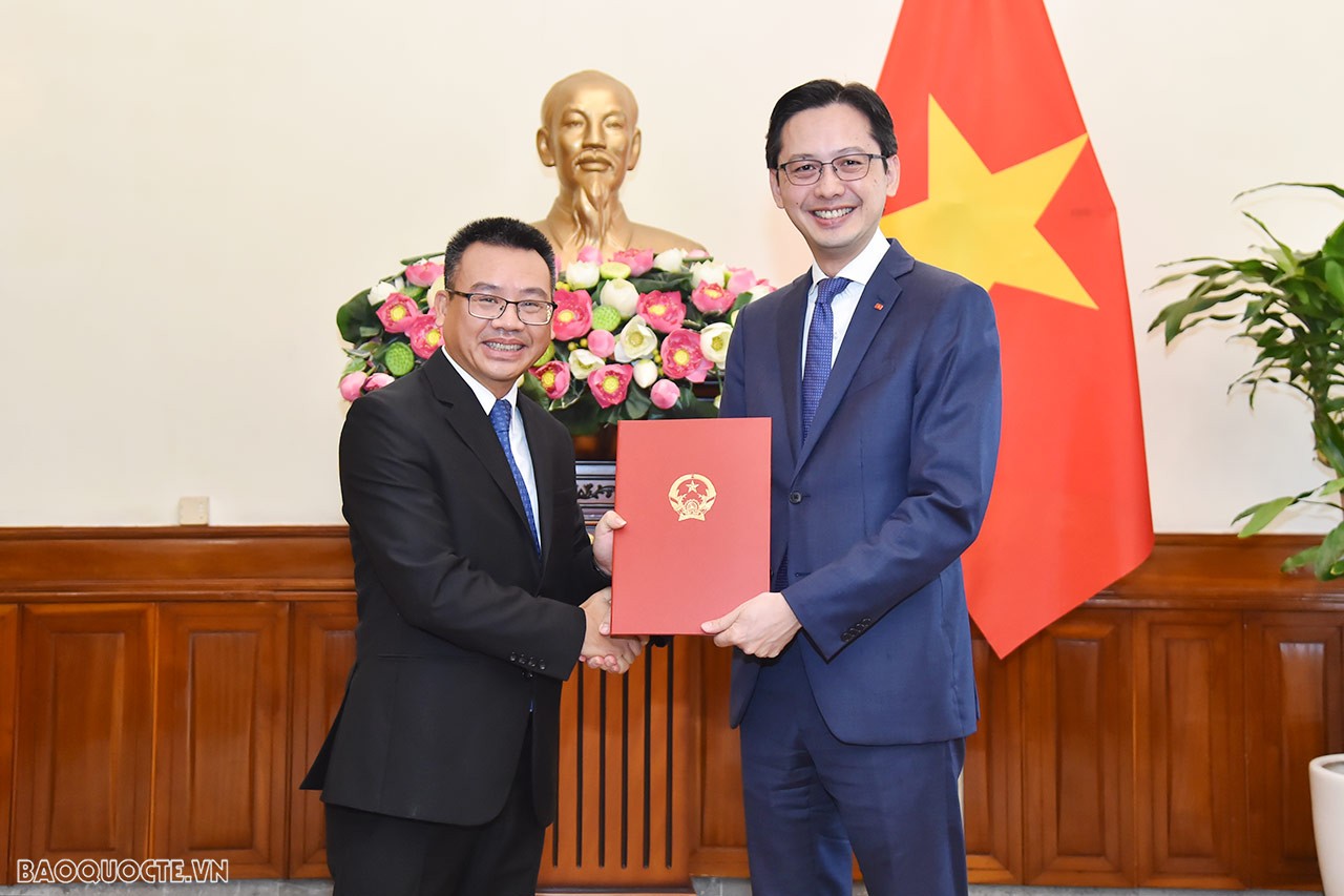 Thứ trưởng Ngoại giao Đỗ Hùng Việt trao quyết định tiếp nhận và điều động ông Trần Lê Phương, nguyên Tham tán Công sứ - Người thứ 2, Đại sứ quán Việt Nam tại Australia, kết thúc nhiệm kỳ về nước, giữ chức Phó Vụ trưởng, Vụ Luật pháp và Điều ước quốc tế.