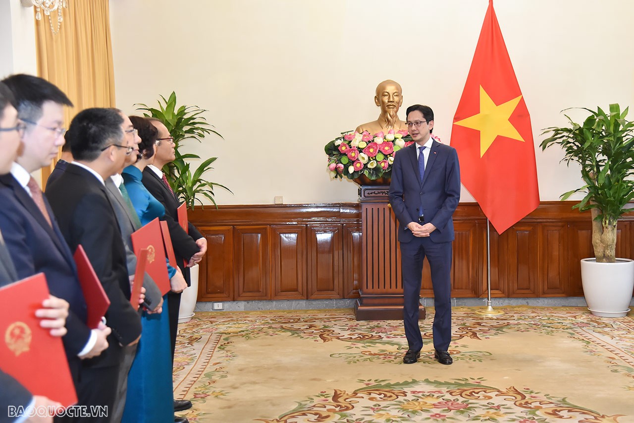 Vì vậy, Thứ trưởng Đỗ Hùng Việt mong muốn các cán bộ vừa được điều động, bổ nhiệm tiếp tục phát huy năng lực và sở trường, lãnh đạo đơn vị đoàn kết, hoàn thành tốt nhiệm vụ được giao, đóng góp tích cực cùng với các đơn vị của ngành Ngoại giao Việt Nam phục vụ phát triển đất nước và bảo vệ Tổ quốc.