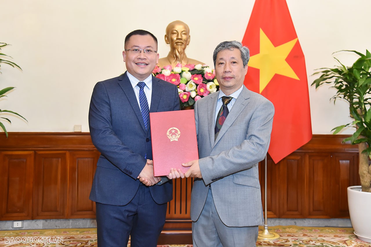 Vụ trưởng Vụ Tổ chức Cán bộ Trần Ngọc An trao quyết định công nhận ông Nguyễn Đức Mạnh, Chánh Văn phòng, Cục Lễ tân Nhà nước, là Tập sự Phó Cục trưởng, Chánh Văn phòng, Cục Lễ tân Nhà nước.