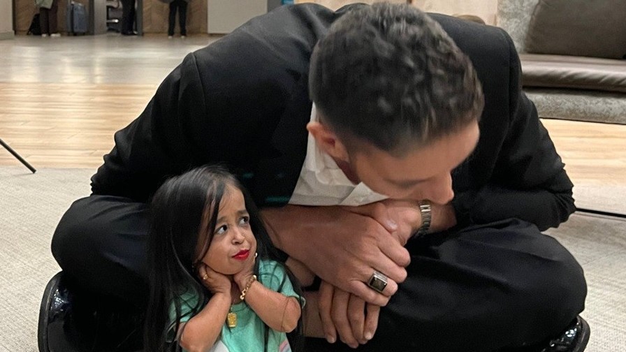 Người đàn ông cao nhất thế giới và người phụ nữ thấp nhất gặp nhau tại Mỹ