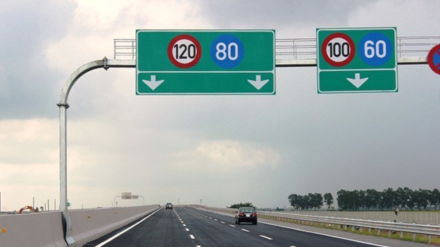 Xe ô tô chạy quá tốc độ trên cao tốc bị phạt bao nhiêu tiền?