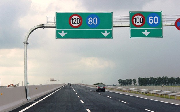 Xe ô tô chạy quá tốc độ trên cao tốc bị phạt bao nhiêu tiền? Xe ô tô chạy quá tốc độ trên cao tốc bị phạt bao nhiêu tiền?