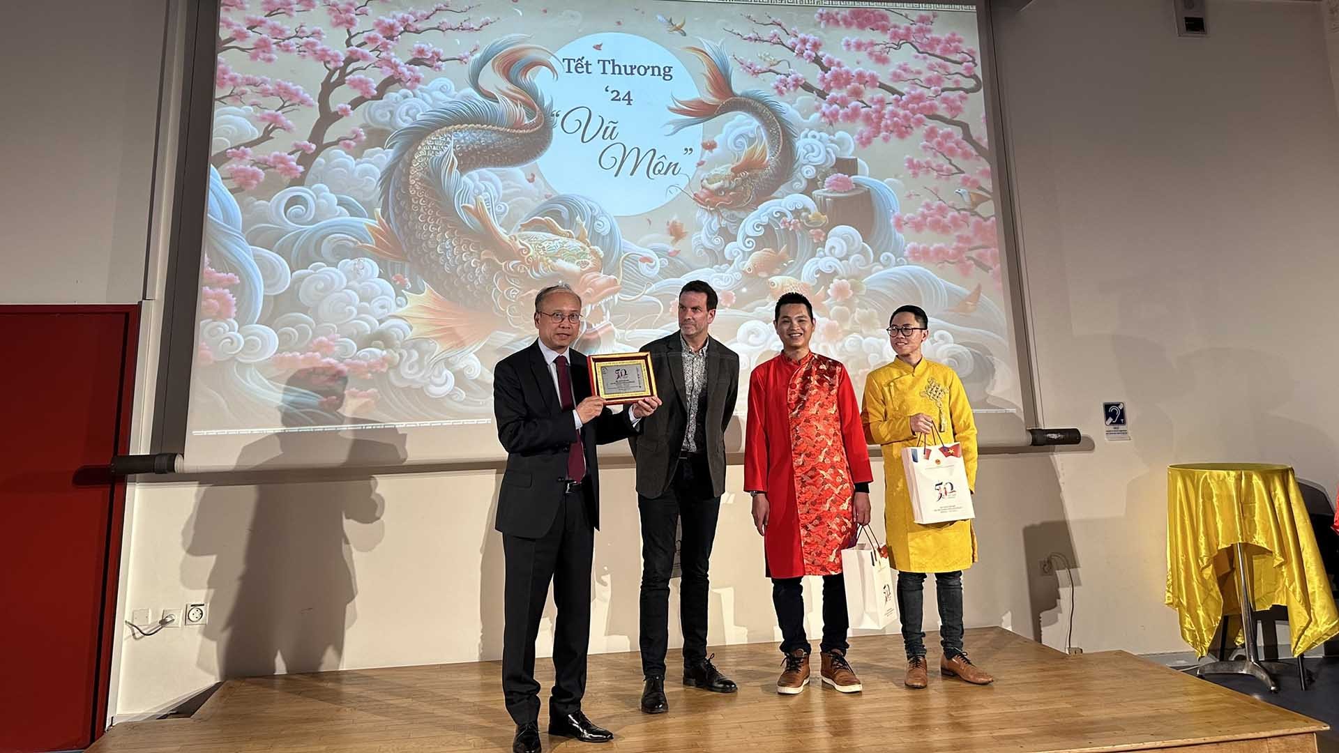 Phát huy bản sắc văn hóa Việt và tăng cường tình hữu nghị, hợp tác giữa các địa phương của Việt Nam với thành phố Grenoble, Pháp