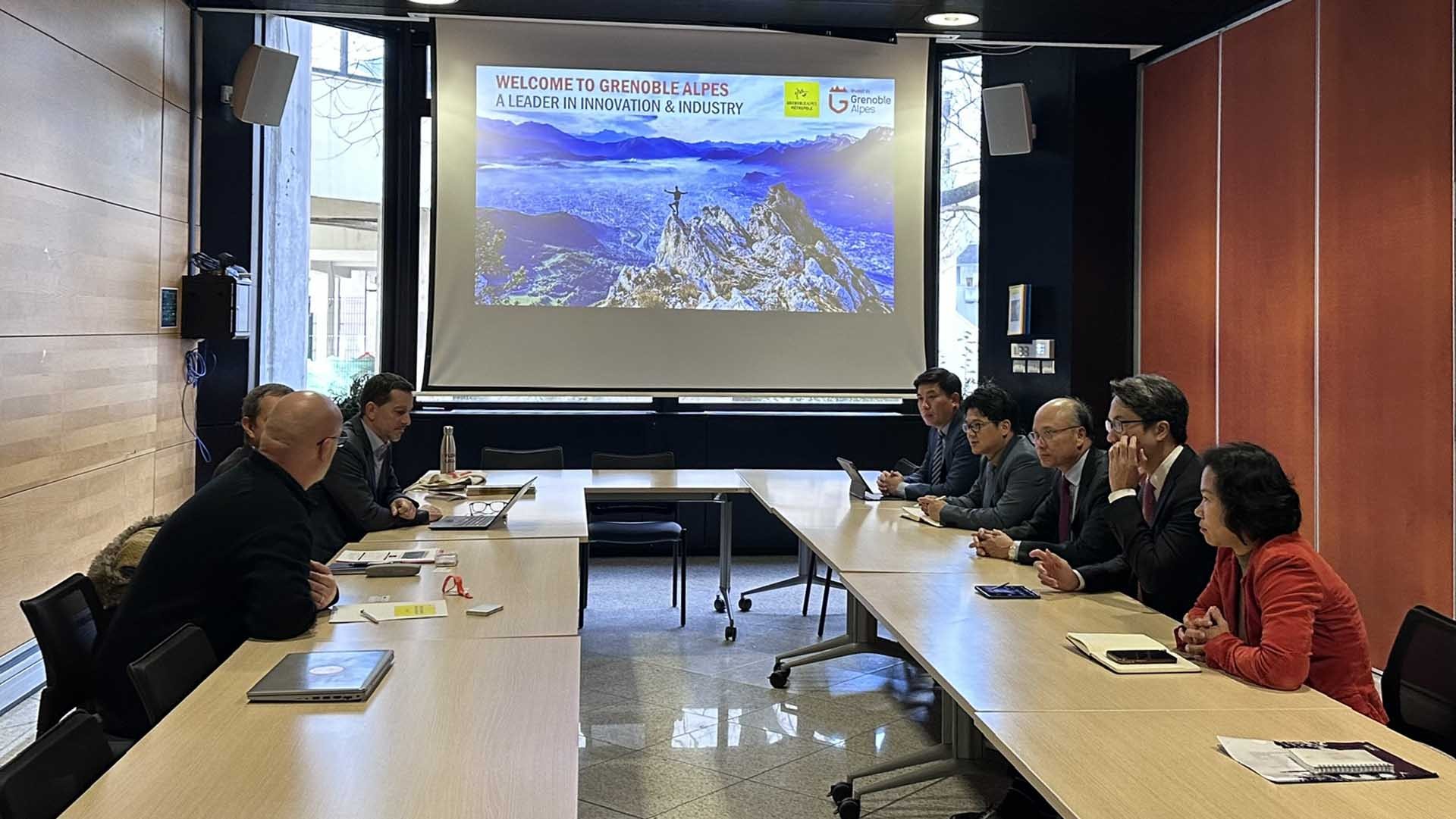 Phát huy bản sắc văn hóa Việt và tăng cường tình hữu nghị, hợp tác giữa các địa phương của Việt Nam với thành phố Grenoble, Pháp