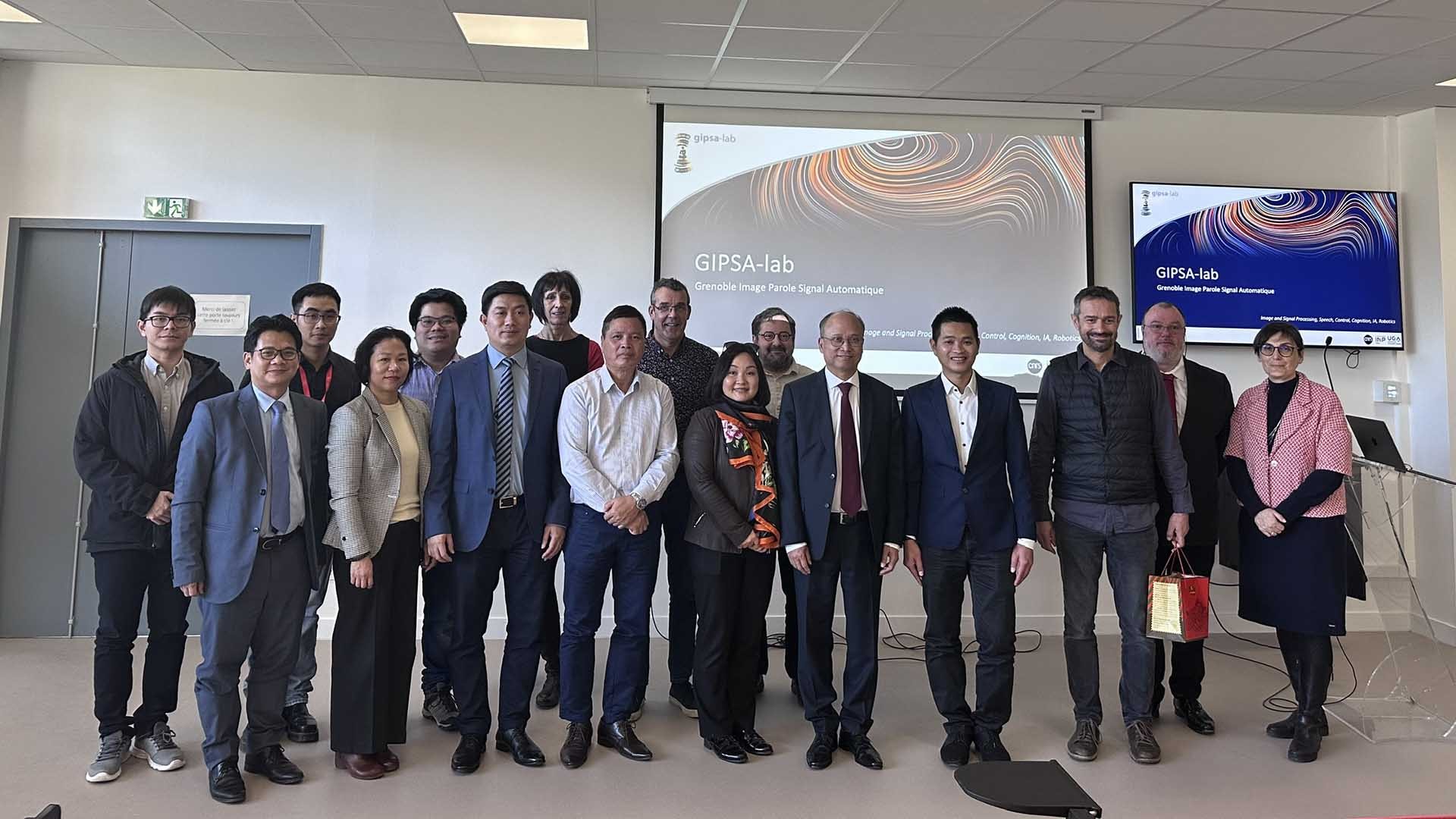 Phát huy bản sắc văn hóa Việt và tăng cường tình hữu nghị, hợp tác giữa các địa phương của Việt Nam với thành phố Grenoble, Pháp