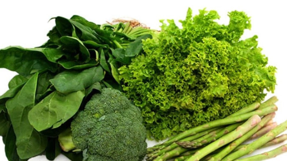 Một số loại hạt và rau lá xanh cung cấp axit béo omega-3 trong bữa ăn chay