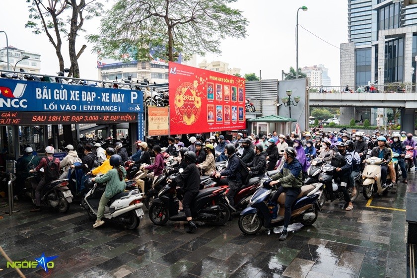 Hà Nội: Hình ảnh khán giả trẻ tuổi xếp hàng dài chờ mua vé xem Đào, phở và piano