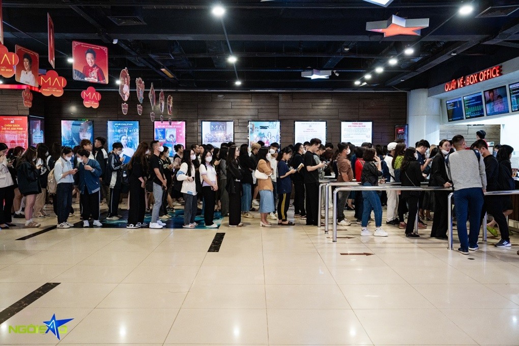 Hà Nội: Hình ảnh các bạn trẻ xếp hàng dài chờ mua vé vem Đào, phở và piano