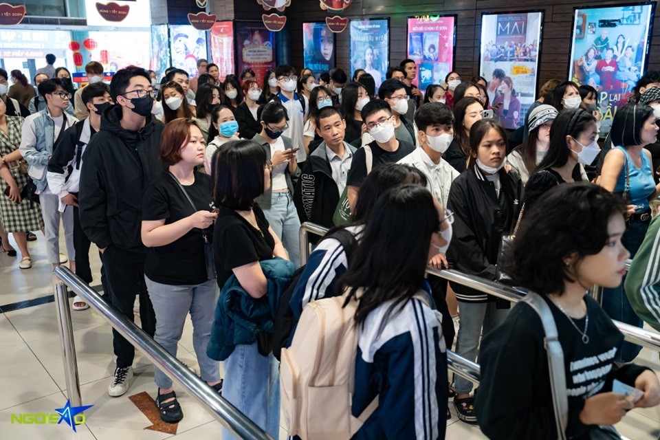 Hà Nội: Hình ảnh các bạn trẻ xếp hàng dài chờ mua vé vem Đào, phở và piano