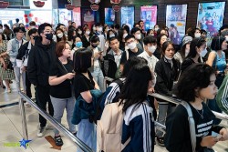 Hà Nội: Hình ảnh khán giả trẻ tuổi xếp hàng dài chờ mua vé xem Đào, phở và piano